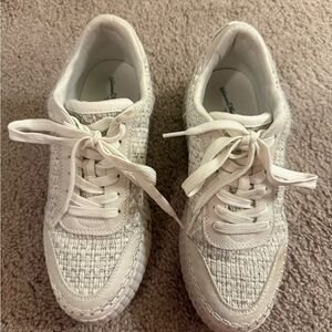 Universal Thread Cream Textured Sneakers